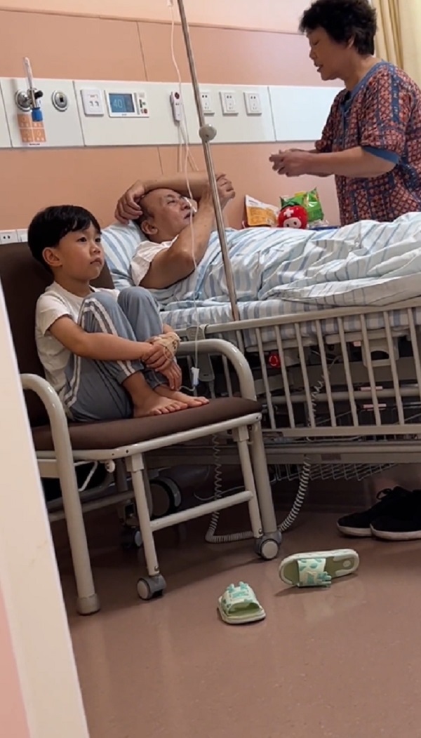  Không nhìn liệu trái tim "có bớt đau hơn?".&nbsp;(Ảnh: Cắt từ Douyin&nbsp;yu_xiaoyu2015)