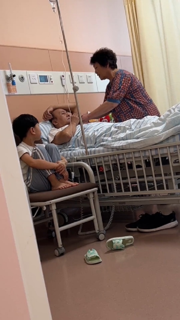  Cậu bé liên tục quay lại nhìn bà đang đút cho ông ăn với khuôn mặt mếu máo.&nbsp;(Ảnh: Cắt từ Douyin yu_xiaoyu2015)