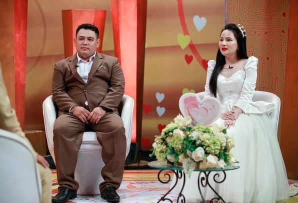  Sau nhiều lần trò chuyện, cặp đôi đã nảy sinh tình cảm và đến với nhau.&nbsp;(Ảnh: Chụp màn hình video Vợ chồng son)