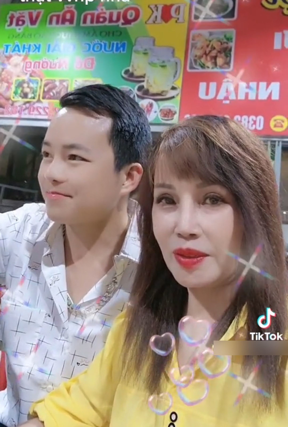  Chú rể Hoa Cương từng bức xúc phủ nhận tin đồn vợ ra đi&nbsp;vì&nbsp;thẩm mỹ.&nbsp;(Ảnh: Chụp màn hình TikTok Hoa Cương Thu Sao)