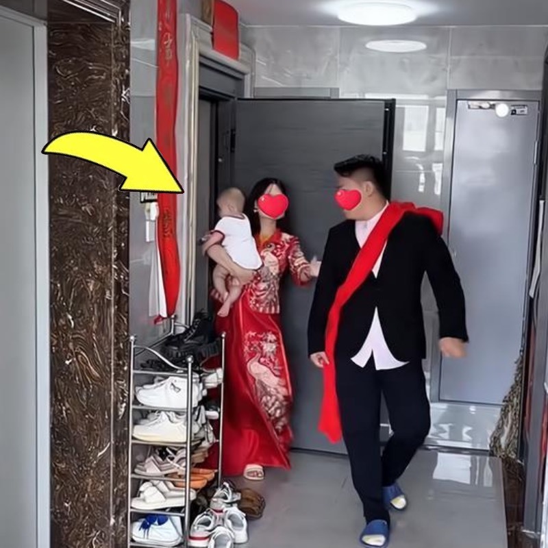  Chú rể tức giận bỏ ra ngoài sau khi biết cô dâu có con riêng. (Ảnh: Sohu)