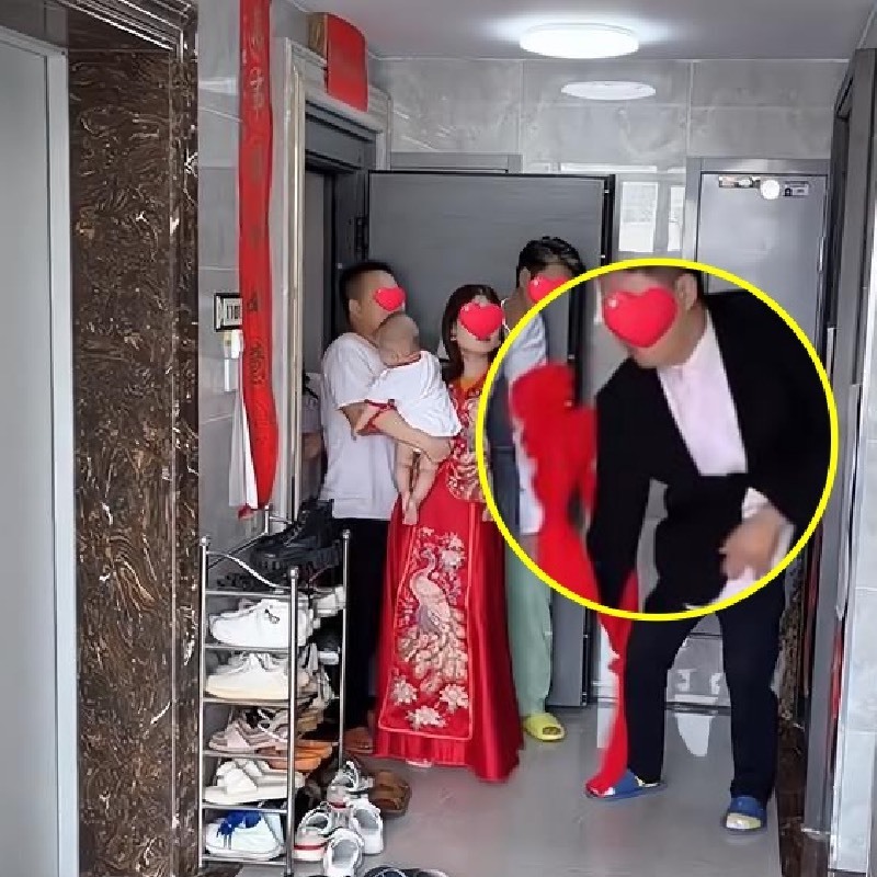  Anh này cởi bỏ hết hoa và áo vest, tuyên bố huỷ hôn lễ. (Ảnh: Sohu)