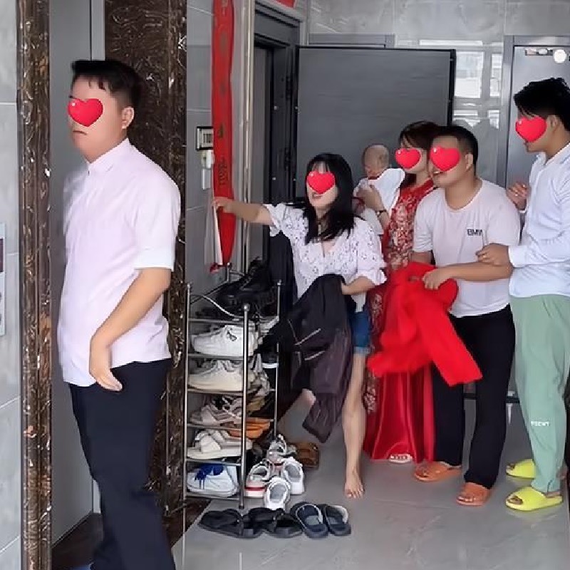  Gia đình cô dâu đã níu kéo và giải thích nhưng chú rể lúc này quá tức giận. (Ảnh: Sohu)&nbsp;