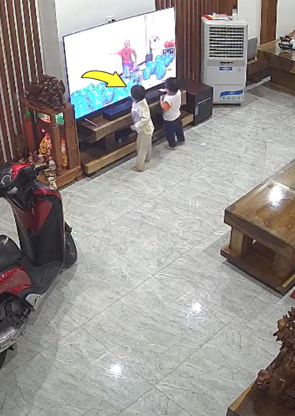  Cậu bé còn lại thấy vậy cũng nhanh chóng hùa theo.&nbsp;(Ảnh: Chụp màn hình TikTok B.)