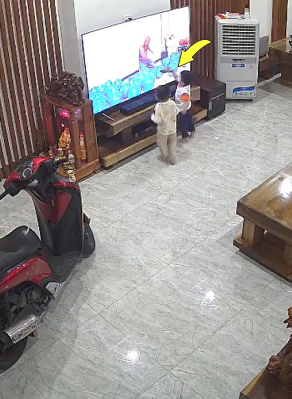  Đột nhiên 1 cậu bé vung mạnh micro vào màn hình.&nbsp;(Ảnh: Chụp màn hình TikTok B.)