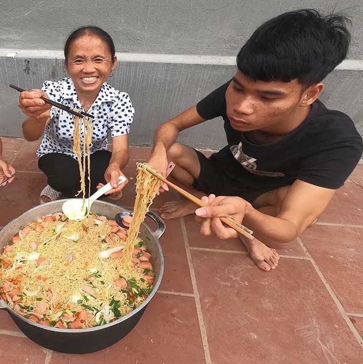  Bà Tân Vlog chật vật tìm cách níu chân người xem. (Ảnh: YouTube Bà Tân Vlog)