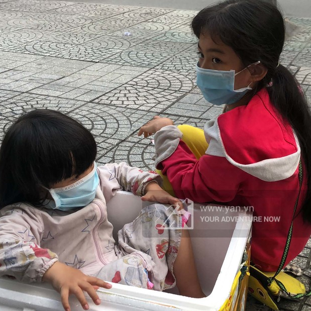  Hiểu mẹ vất vả nên các con cực kì ngoan.