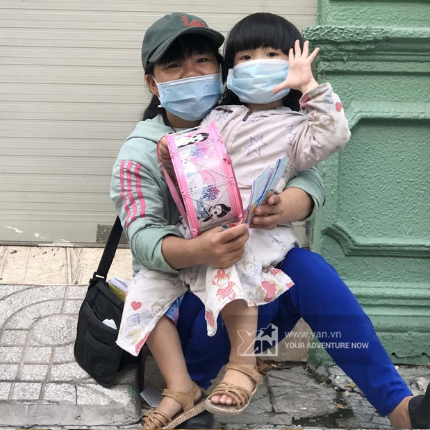  Bất đắc&nbsp;dĩ chị mới phải đưa con đi bán vé số cùng.