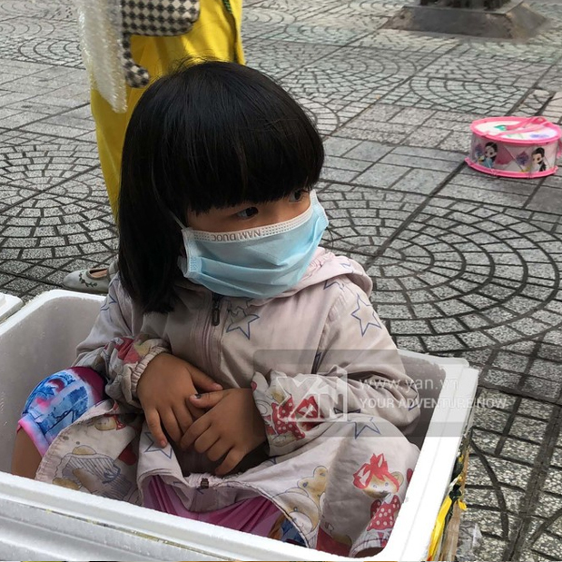  Nhìn con chị không khỏi xót xa vì khiến các bé phải khổ.