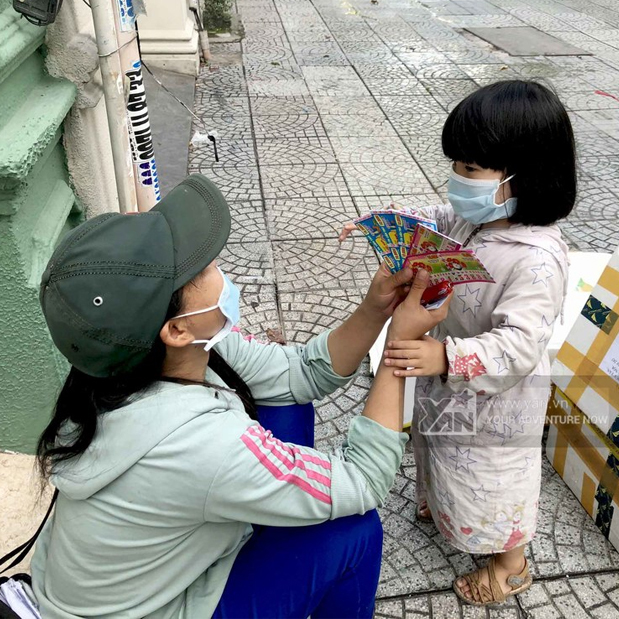  Ban&nbsp;ngày bé theo mẹ đi bán vé số.