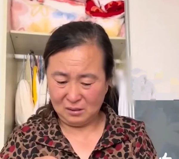  Chị Hứa bỗng thấy thương mẹ hơn khi nhìn thấy những giọt nước mắt của bà. (Ảnh: QQ)