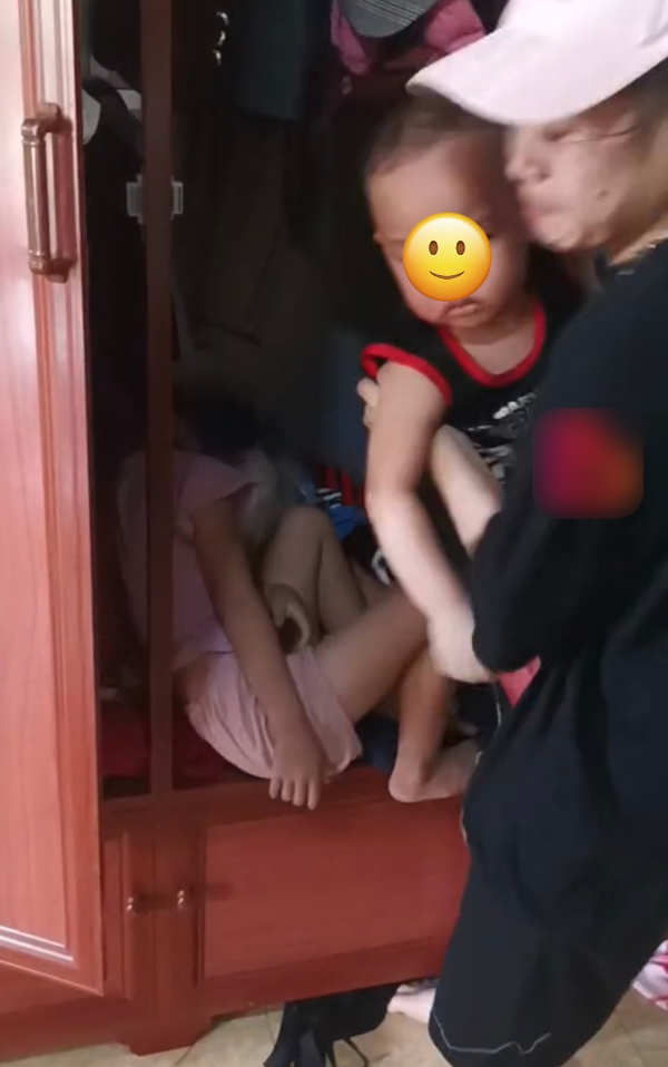  Cháu trai được bà bế ra ngoài. (Ảnh: Beatvn)