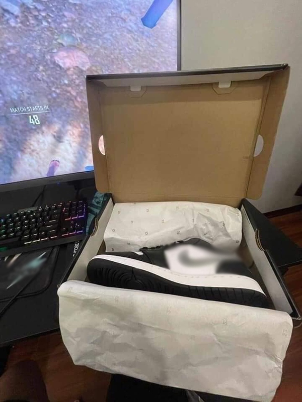  Vừa mua tặng người yêu đôi giày thì cô gái phát hiện ra mình bị cắm sừng.&nbsp;(Ảnh: FB T.N.L)