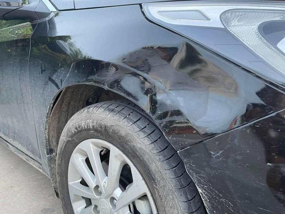  Chiếc xe đã bị móp&nbsp;méo phần đầu.&nbsp;(Ảnh: Chụp màn hình Oto+)