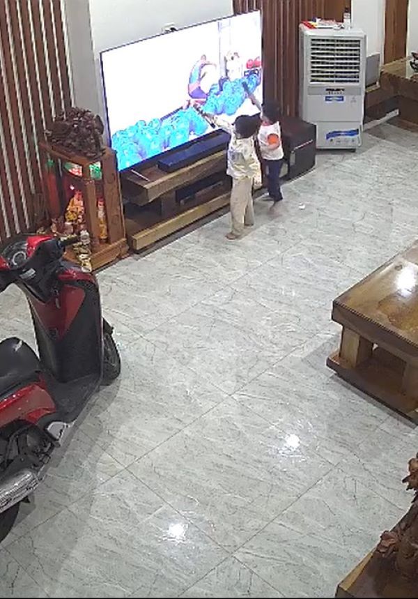  Ban đầu 2 cậu bé chỉ đứng xem và chĩa micro vào màn hình. (Ảnh: Chụp màn hình TikTok B.)