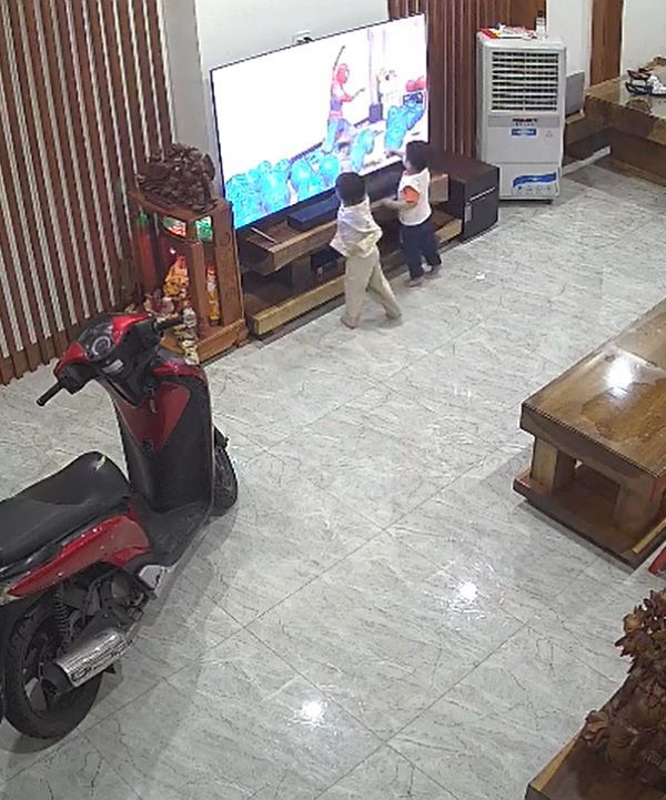  2 chủ nhà nhí vẫn rất nhiệt tình với 