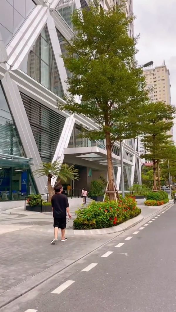  Chị gái chuẩn bị hành trang cho em đi học đại học là 1 căn chung cư. (Ảnh: Chụp màn hình TikTok N.Q.A.)