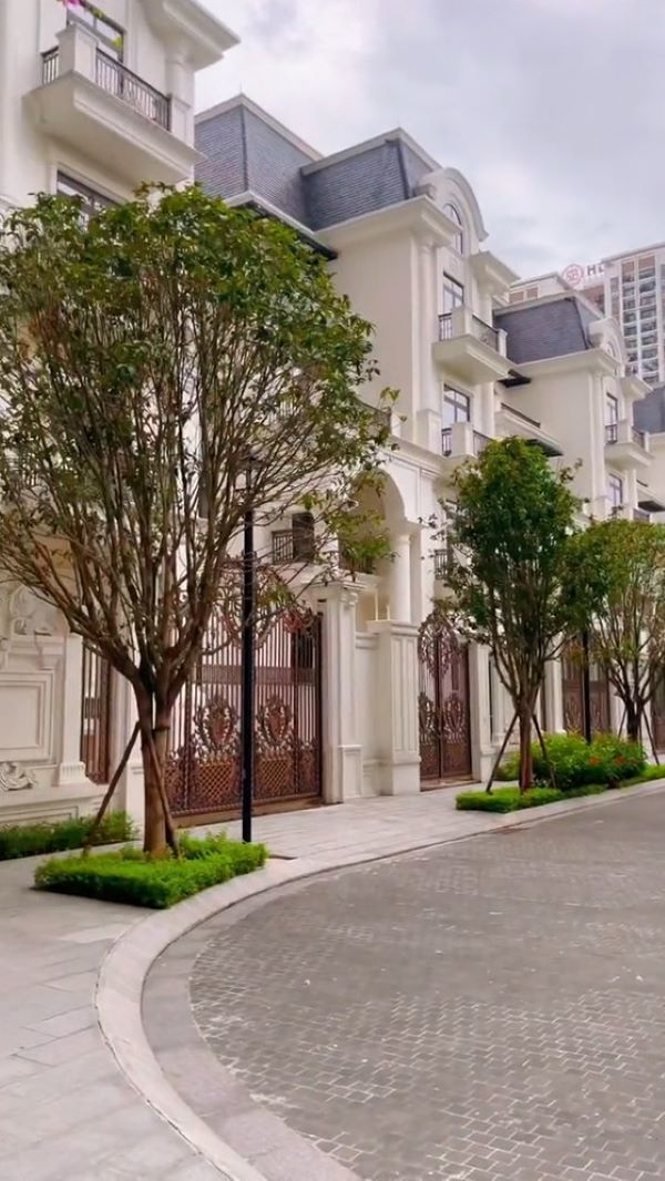  Hàng xóm toàn là chủ nhân của những biệt thự trăm tỷ nên dân trí sẽ cao.&nbsp;(Ảnh: Chụp màn hình TikTok N.Q.A.)