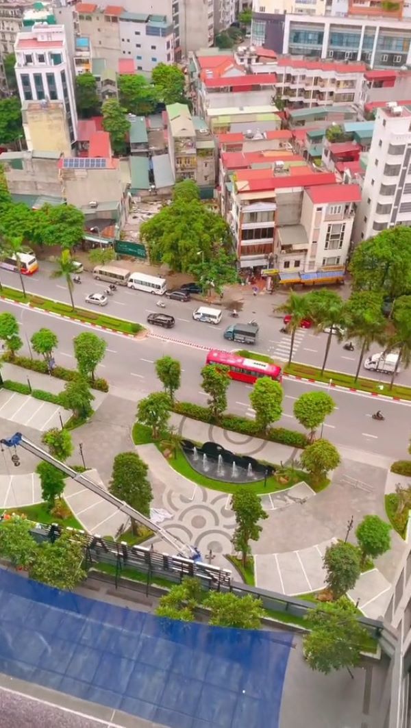  View từ ban công khiến cô hài lòng.&nbsp;(Ảnh: Chụp màn hình TikTok N.Q.A.)