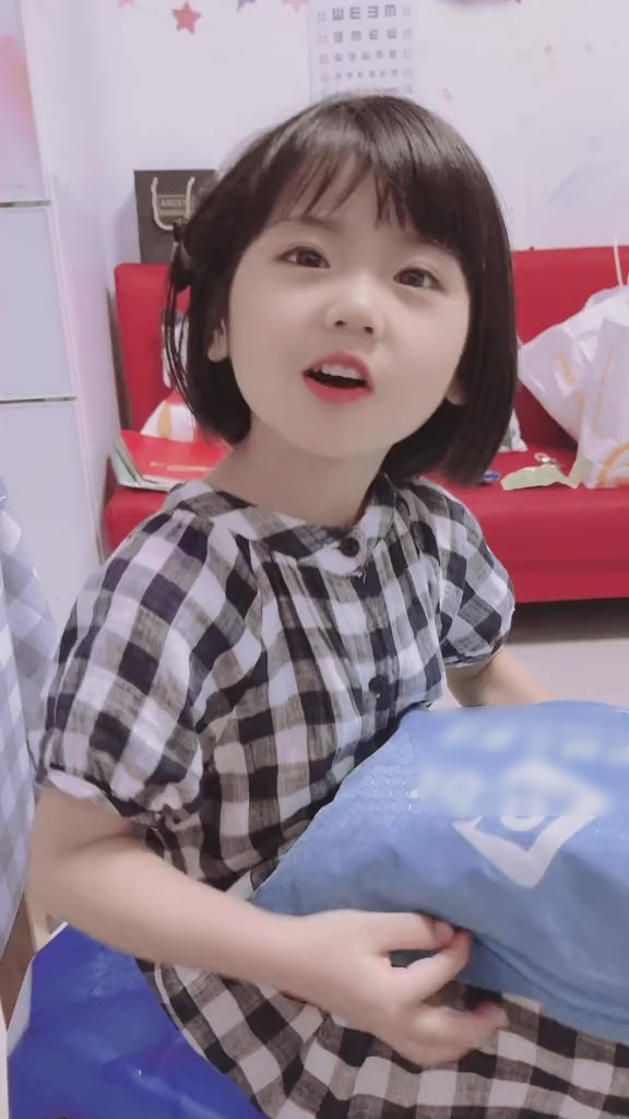  Cô nhóc xinh đẹp với mái tóc ngang vai đang hào hứng kể chuyện cho mẹ nghe. (Ảnh: Douyin)