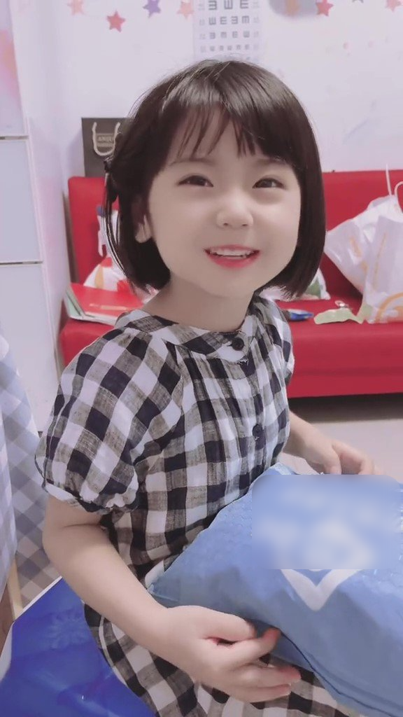  Đôi mắt biết cười của cô nhóc thu hút sự chú ý từ mọi người. (Ảnh: Douyin)