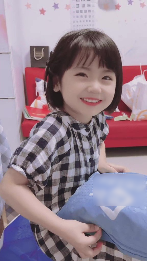  Cô nhóc hào hứng khoe mẹ có người khen mình xinh đẹp. (Ảnh: Douyin)