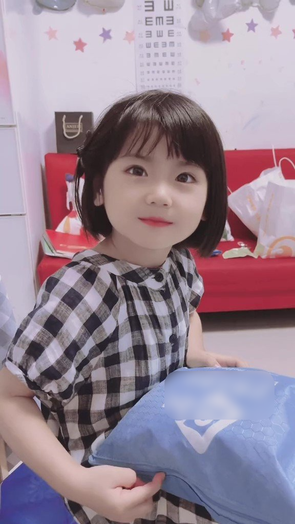 Khi mẹ tỏ ra nghi ngờ, cô bé đã nghiêm túc và khẳng định chắc nịch. (Ảnh: Douyin)