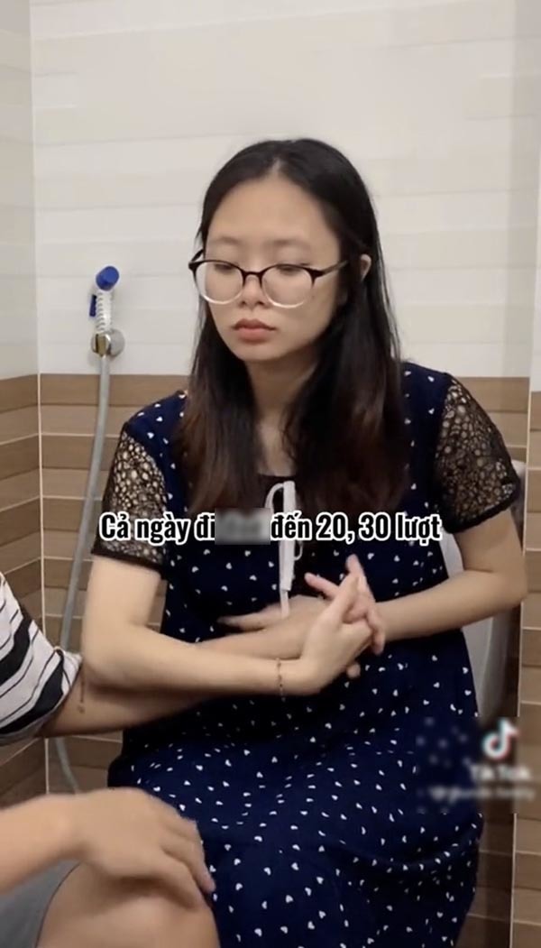  Cô vợ nắm chặt tay chồng không buông vì sợ phải đi vệ sinh một mình.&nbsp;(Ảnh: Chụp màn hình TikTok G.D.F)