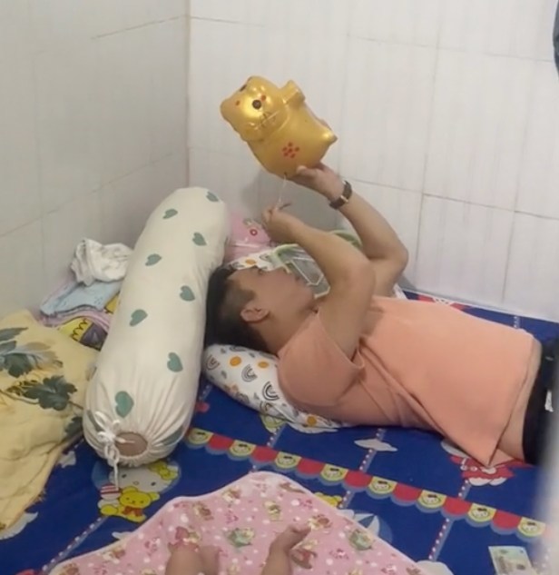  Anh chồng tập trung đến nỗi không hề hay biết vợ đứng ở cửa quan sát từ lâu. (Ảnh: TikTok T.T)