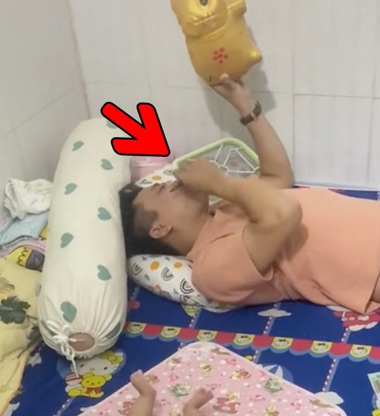  Người chồng vui mừng hôn liên tục vào tờ tiền. (Ảnh: TikTok T.T)