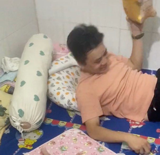  Ngay khi biết mình đã bị phát hiện, người chồng chỉ đành cười bất lực. (Ảnh:&nbsp;TikTok T.T)