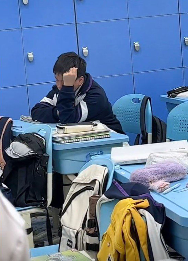  Có lẽ cậu bé khóc không phải vì điểm số mà vì mình đã làm sai câu hỏi kiến thức cơ bản. (Ảnh:&nbsp;Weibo Việt Nam)