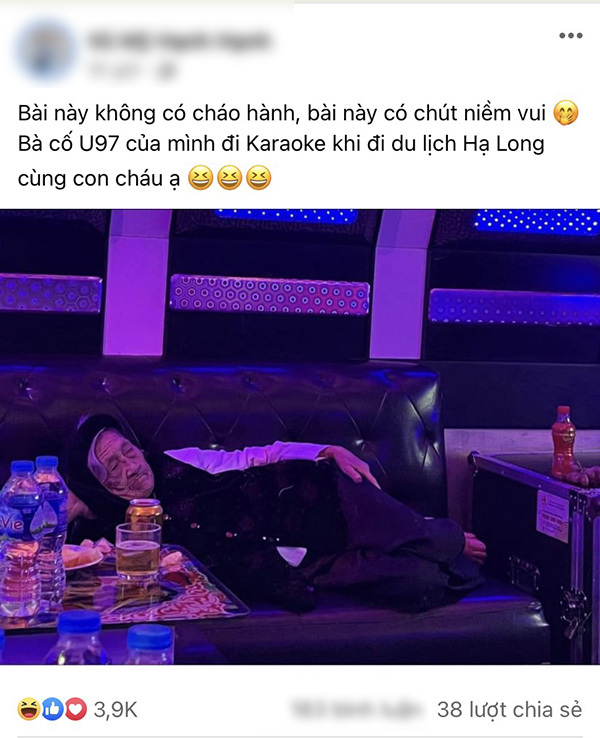  Cháu gái chia sẻ bức ảnh bà cố vào quán karaoke cùng con cháu khiến dân tình trầm trồ. (Ảnh: Chụp màn hình FB C.H.M.P)