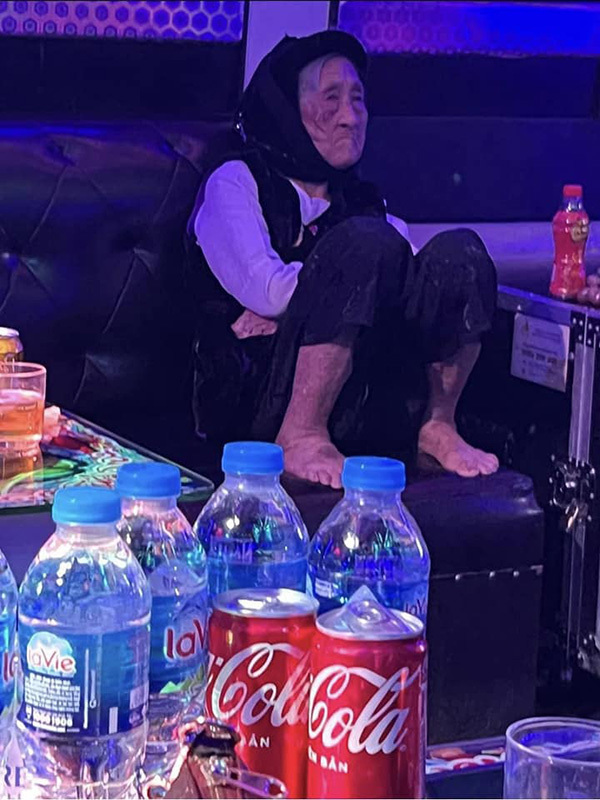  Hết nằm cụ lại ngồi dậy nhưng khi con cháu bảo hát thì cụ từ chối.&nbsp;(Ảnh: FB V.M.H.H&nbsp;)