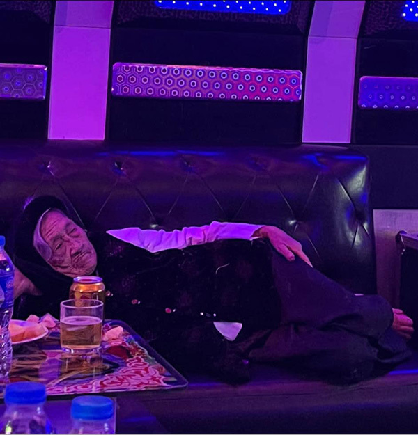  Cụ bà nằm trên ghế xem các con cháu thể hiện tài năng ca hát.&nbsp;(Ảnh: FB V.M.H.H)