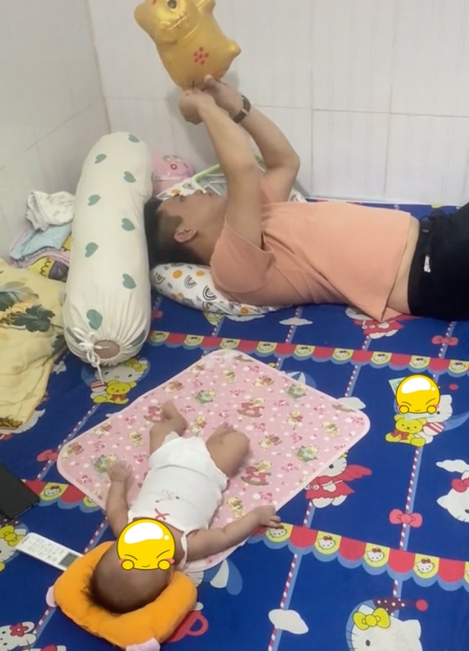  Người chồng tranh thủ lấy tiền từ ống heo khi đang trông con.&nbsp;(Ảnh: TikTok T.T)