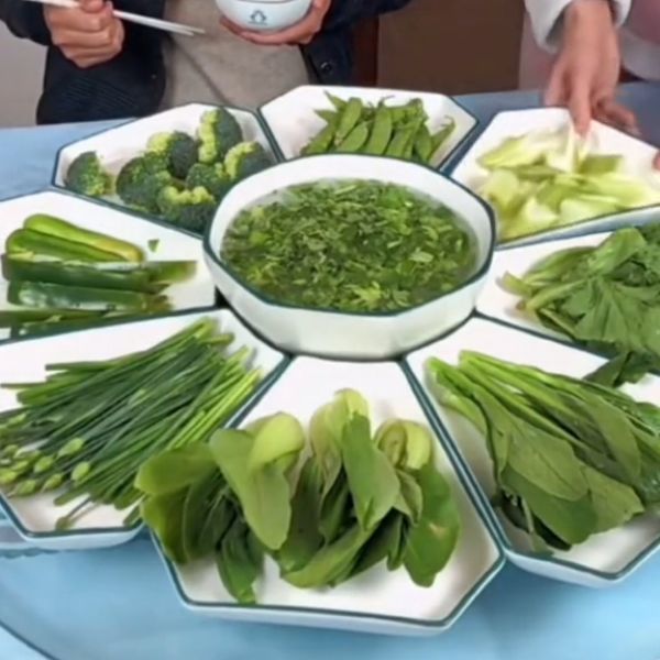 Một bàn rau, toàn màu xanh đầy ắp được bày lên trước mặt anh chồng.&nbsp;(Ảnh: Chụp màn hình TikTok Q.X)