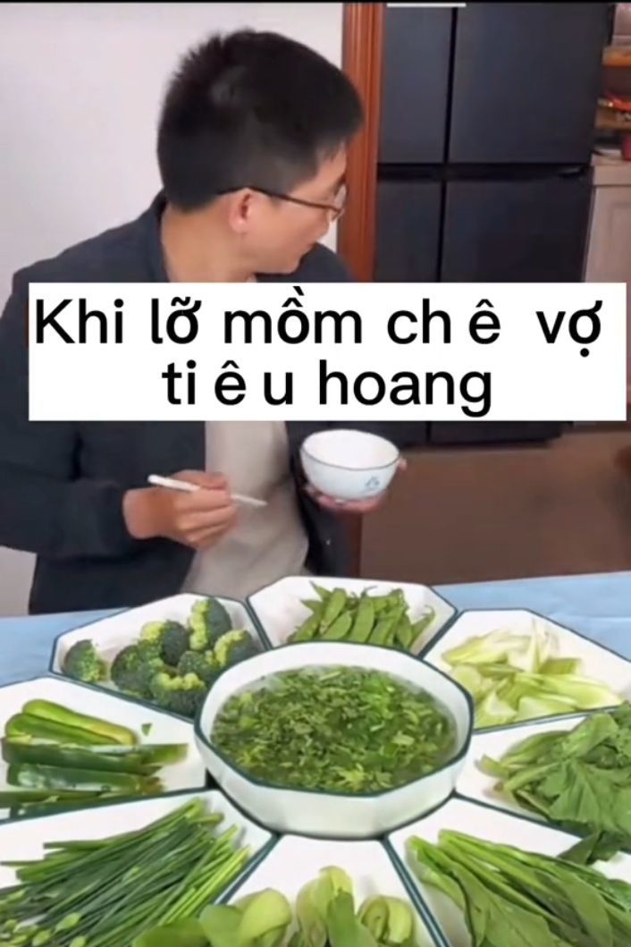  Người chồng nhìn xem vợ mình bưng ra món gì tiếp theo.&nbsp;(Ảnh: Chụp màn hình TikTok Q.X)