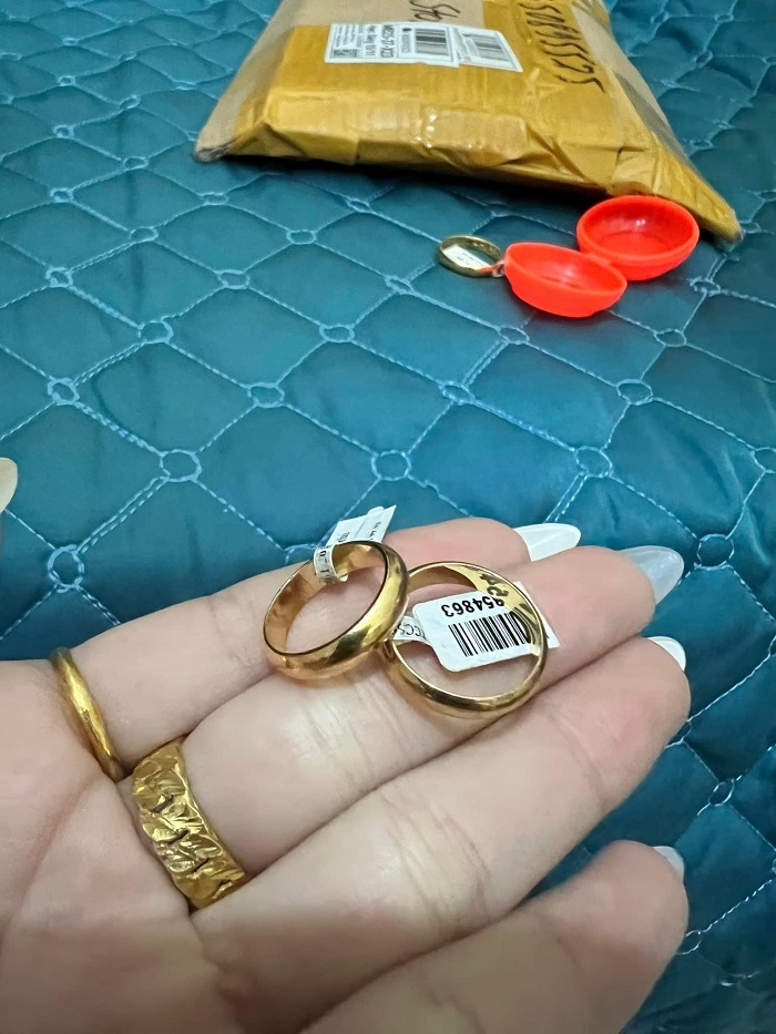  Cặp nhẫn cưới nhìn không khác gì đồ thật.&nbsp;(Ảnh: FB C.P.A)