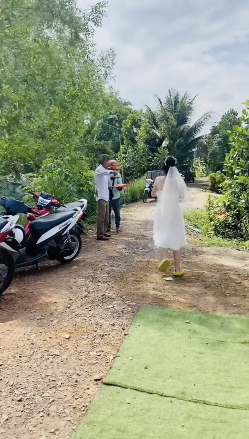  Anh shipper đến giao hàng đúng lúc cô gái đang tổ chức hôn lễ. (Ảnh: Chụp màn hình TikTok HTV)