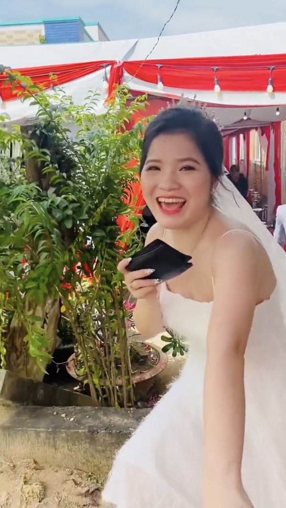  Cô gái vui vẻ trước tình huống đặc biệt này.&nbsp;(Ảnh: Chụp màn hình TikTok HTV)