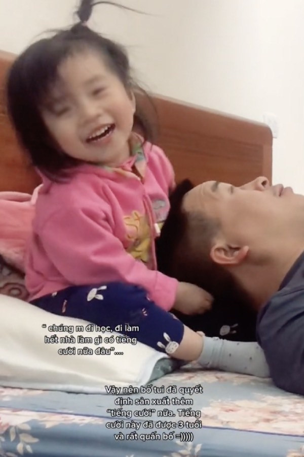  Nụ cười hồn nhiên của bé gái khiến mọi người bất giác mỉm cười. (Ảnh: TikTok H.D)