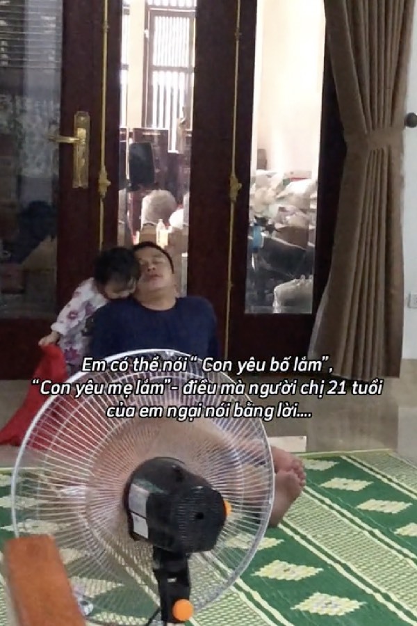  Cô bé yêu thương và quan tâm tất cả mọi thành viên trong gia đình. (Ảnh: TikTok H.D)