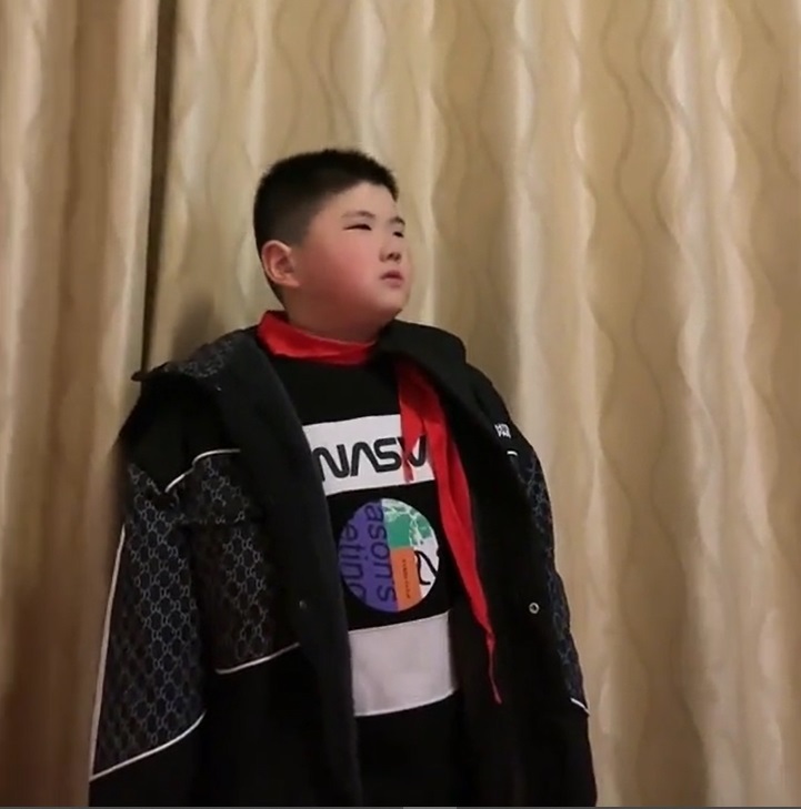  Cậu bé vừa nói vừa không thể kiềm chế được những giọt nước mắt.&nbsp;(Ảnh: Cắt từ clip Sohu)