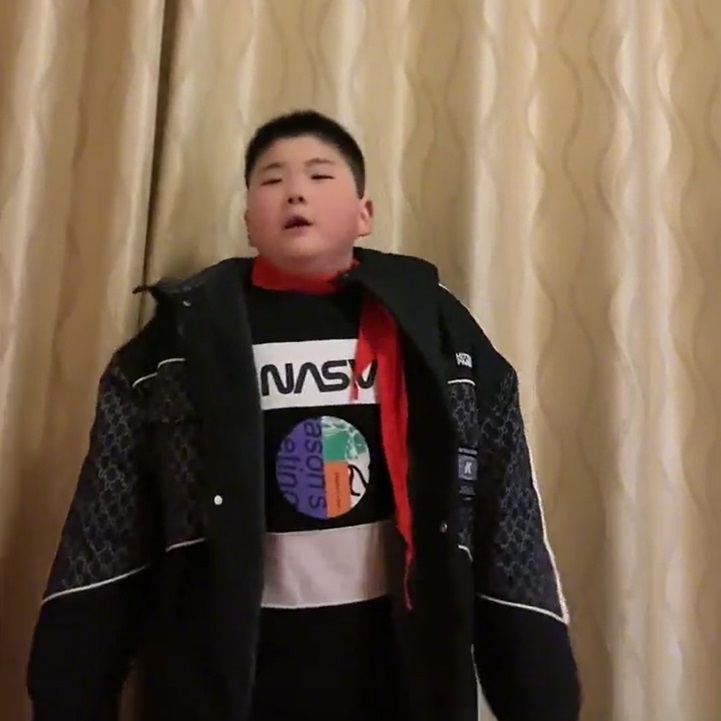 Cậu bé ấm ức nói hết tất cả những bức xúc trong lòng của mình.&nbsp;(Ảnh: Cắt từ clip Sohu)