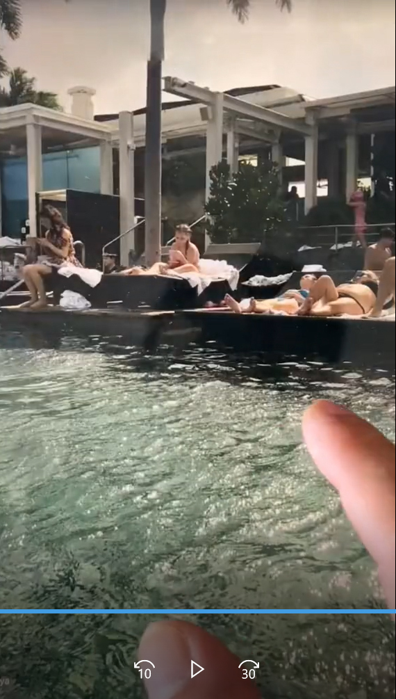  Thậm chí là đến cả hồ bơi vợ đang có mặt.&nbsp;(Ảnh: Chụp màn hình video TikTok N.C.D)