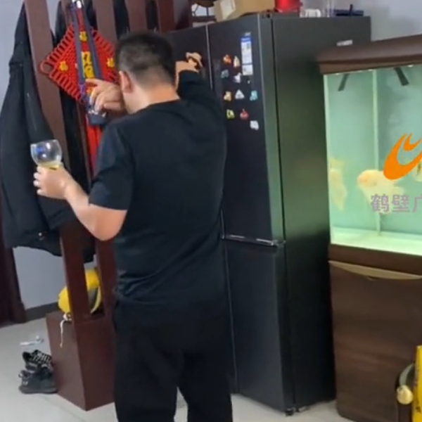  Người đàn ông quay sang một bên để cố giấu cảm xúc hạnh phúc của mình. (Ảnh: Sohu)