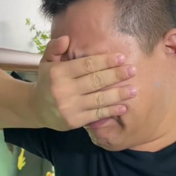  Cảm xúc hạnh phúc đến vỡ òa của người đàn ông. (Ảnh: Sohu)