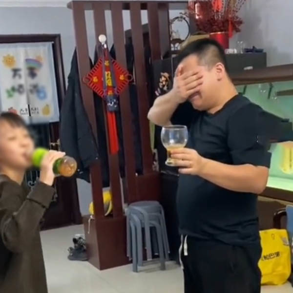  Người đàn ông vui sướng, lấy tay che đi cảm xúc hiện tại. (Ảnh: Sohu)