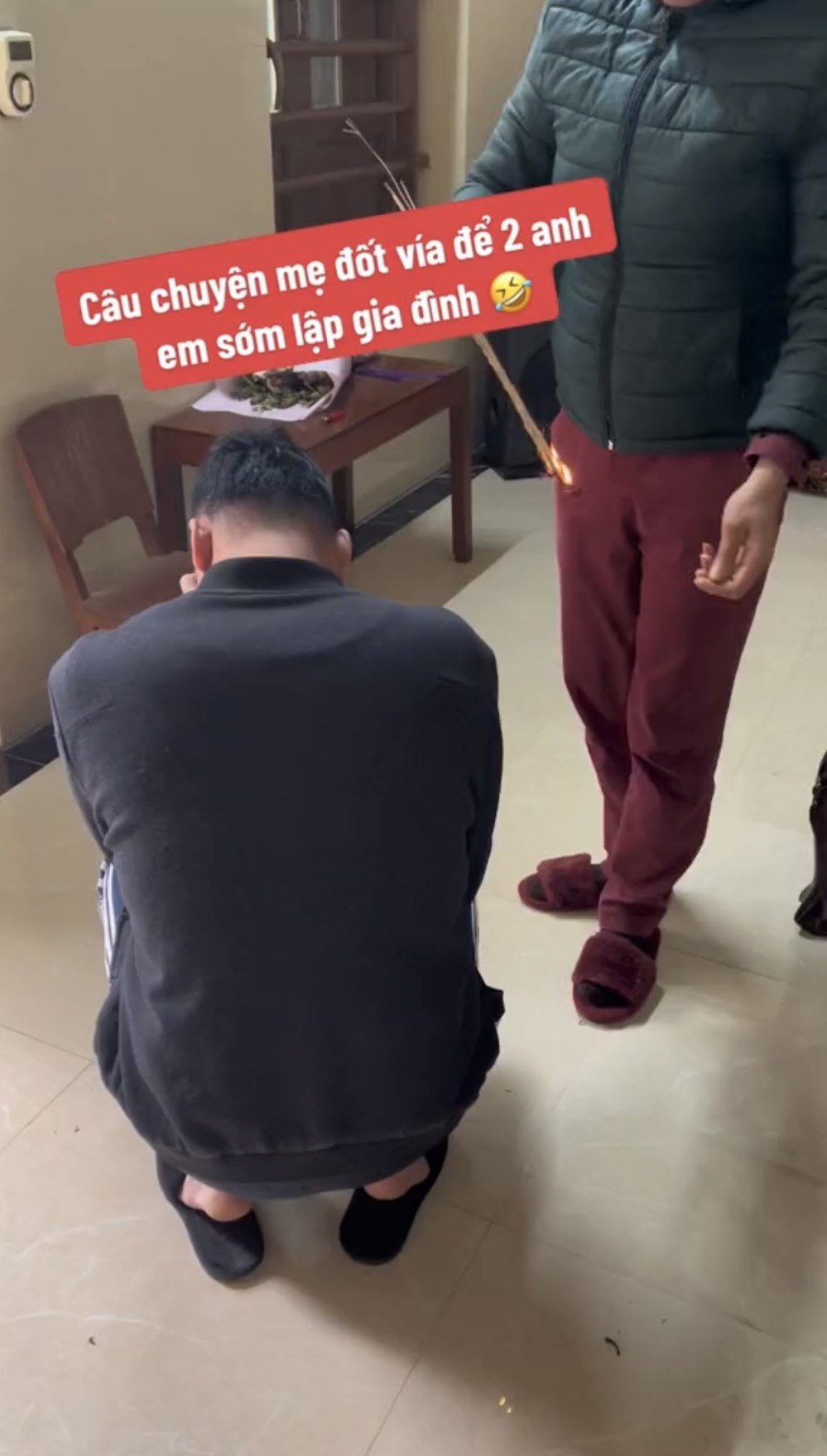  Người mẹ bất lực giải​&nbsp;vía cho cậu con trau 30 tuổi của mình. (Ảnh: Cắt từ clip TikTok N.T)